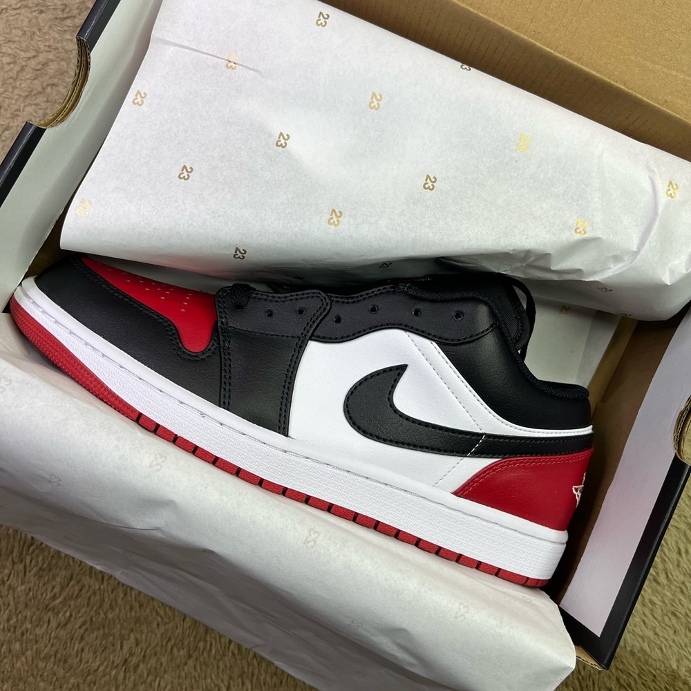 Air Jordan 1 Low Bred Toe Black/Red/White size 10 all 3 400 scarf windbreaker